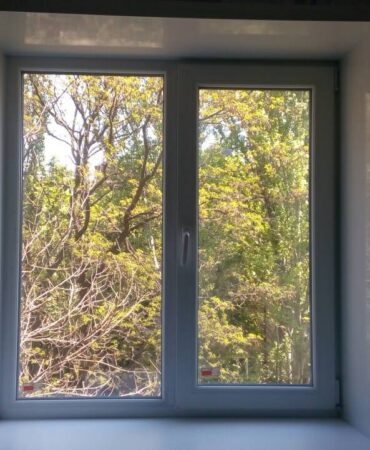 окно с пластиковыми откосами