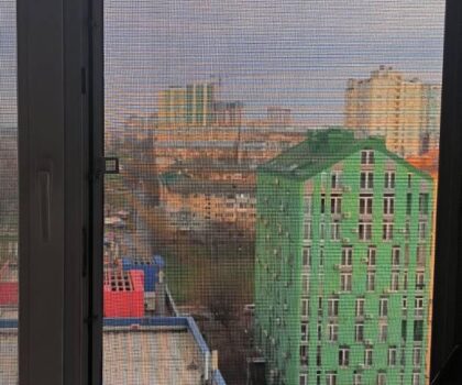 установка сетки антипыль на окно в Киеве